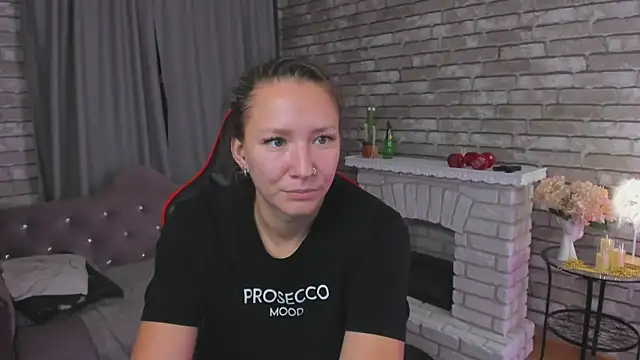 Snapshot of SarahCoksss chatting on 10-22-25, 12:32 SarahCoksss online show from 10-22-25, 12:32