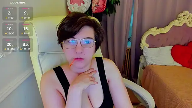 Snapshot of Lily_Marlin chatting on 06-12-26, 03:04 Lily Marlin online show from 06-12-26, 03:04