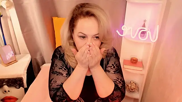 Snapshot of ShannaKingson chatting on 02-05-25, 10:44 ShannaKingson online show from 02-05-25, 10:44