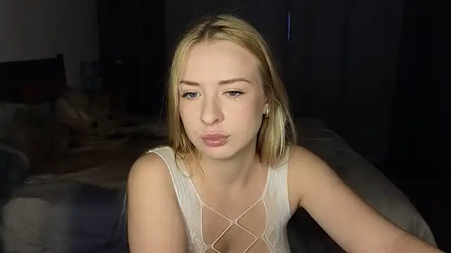 Snapshot of FREYA_- chatting on 05-18-26, 01:38 FREYA - online show from 05-18-26, 01:38