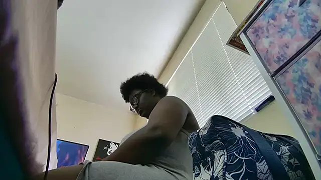 Snapshot of Yagurl__west chatting on 02-21-25, 11:32 Yagurl west online show from 02-21-25, 11:32