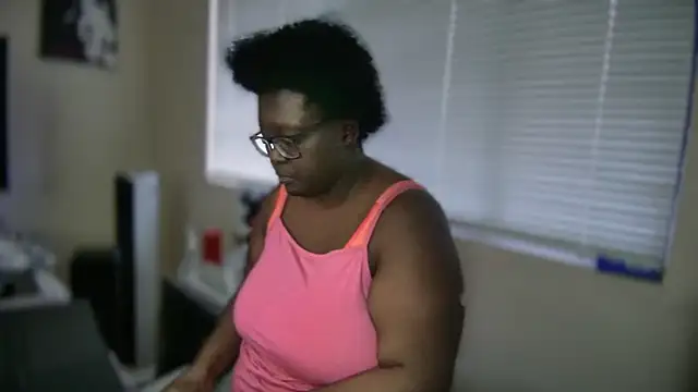 Snapshot of Yagurl__west chatting on 02-28-25, 01:37 Yagurl west online show from 02-28-25, 01:37