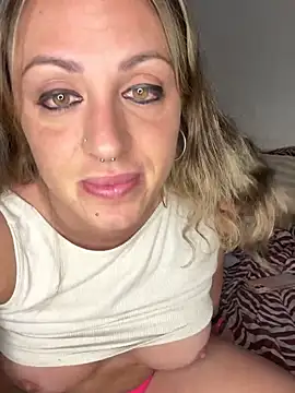 Snapshot of fitcouple1889 chatting on 03-13-25, 12:59 fitcouple1889 online show from 03-13-25, 12:59