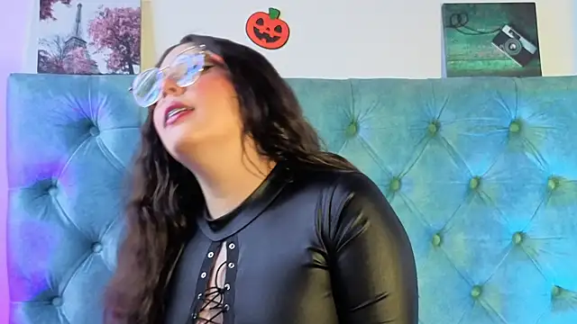 Paola Lyon  online show from 11-04-25, 06:44