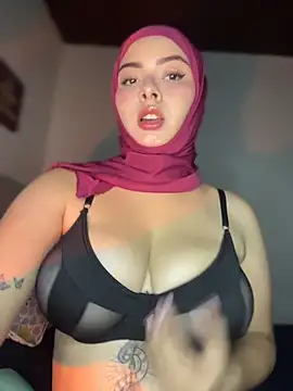 Snapshot of aneesa_darzi chatting on 05-16-26, 11:04 aneesa darzi online show from 05-16-26, 11:04