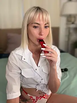 MiaMinx online show from 10-30-25, 02:43