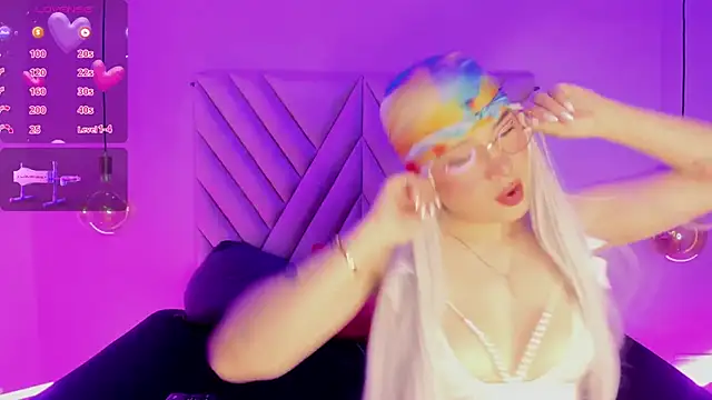 EmmaSwift  online show from 12-17-25, 02:38