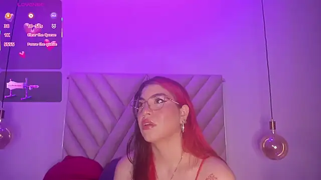 EmmaSwift  online show from 10-28-25, 02:34