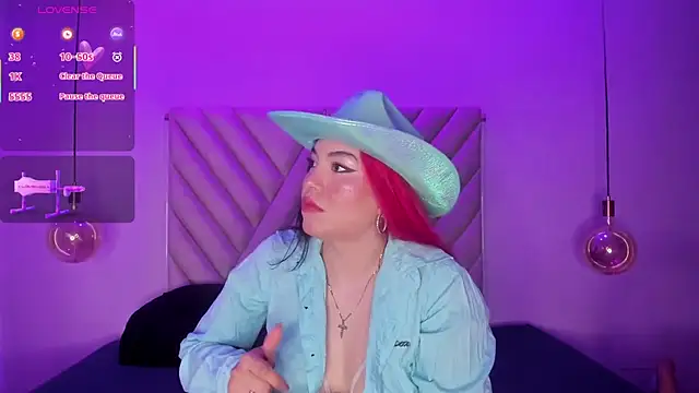 EmmaSwift  online show from 10-31-25, 02:52