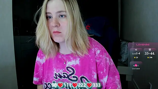 Snapshot of Olivia_Munk chatting on 05-16-26, 04:00 Olivia Munk online show from 05-16-26, 04:00