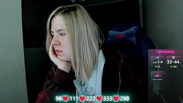 Snapshot of Olivia_Munk chatting on 04-21-26, 03:57 Olivia Munk online show from 04-21-26, 03:57