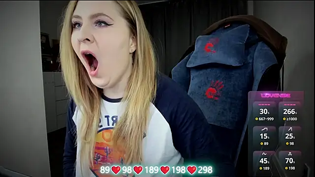 Olivia Munk online show from 11-19-25, 04:23