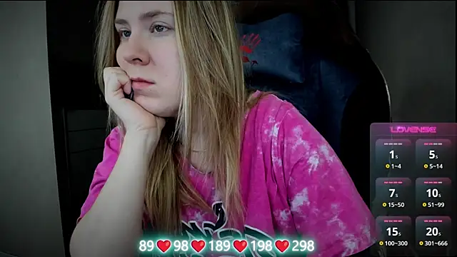 Olivia Munk online show from 12-14-25, 03:46