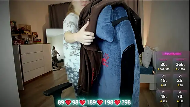 Olivia Munk online show from 12-16-25, 03:44