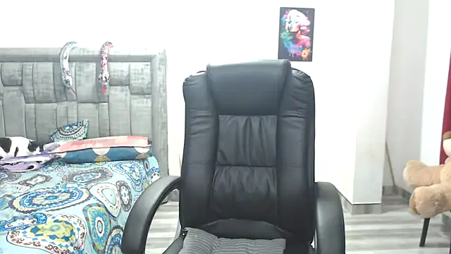 LAURA CRAIZY online show from 11-23-25, 02:54