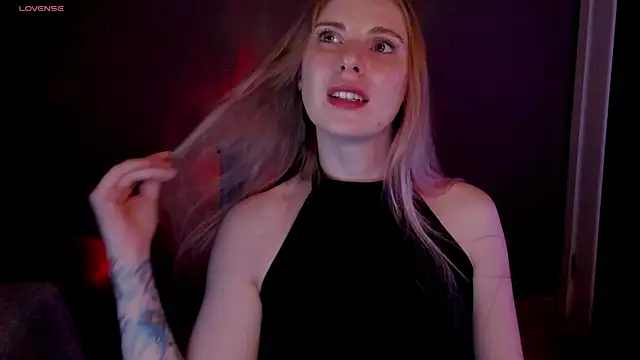 Snapshot of Aqualen chatting on 11-12-25, 08:23 Aqualen online show from 11-12-25, 08:23