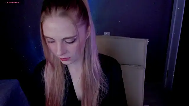 Snapshot of Aqualen chatting on 11-11-25, 12:11 Aqualen online show from 11-11-25, 12:11