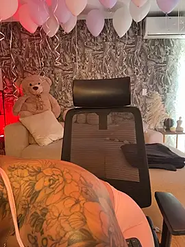 HannahW  online show from 10-27-25, 08:54