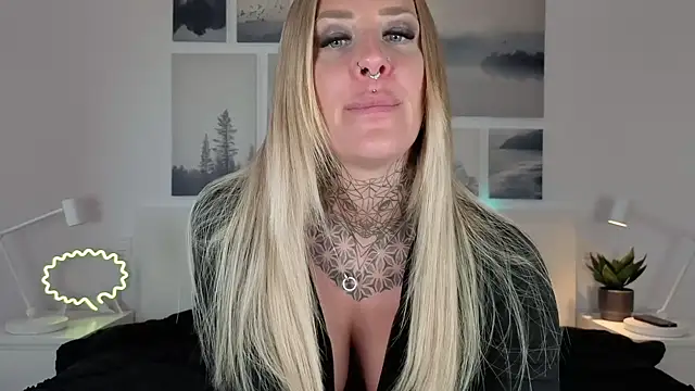 Snapshot of Lara-CumKitten chatting on 02-20-25, 04:03 Lara-CumKitten online show from 02-20-25, 04:03