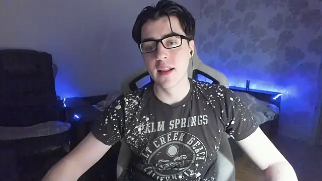 Snapshot of Knuckles17 chatting on 05-27-26, 08:49 Knuckles17 online show from 05-27-26, 08:49