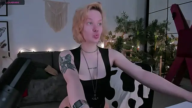 Snapshot of cyber_whore_ chatting on 06-04-26, 10:20 cyber whore online show from 06-04-26, 10:20