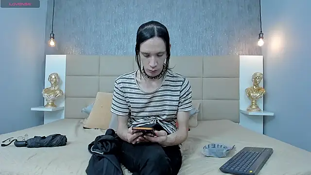 Hecatee 77 online show from 04-17-26, 07:28