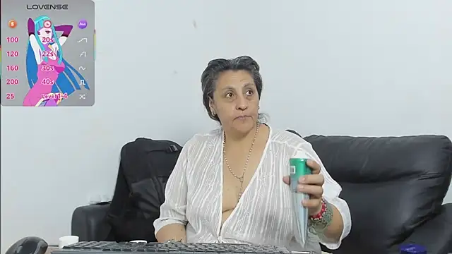 Snapshot of merlyna_goldens chatting on 02-13-26, 11:49 merlyna goldens online show from 02-13-26, 11:49