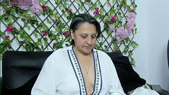 Snapshot of merlyna_goldens chatting on 10-20-25, 11:38 merlyna goldens online show from 10-20-25, 11:38