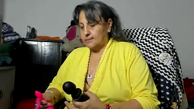 Snapshot of merlyna_goldens chatting on 05-31-26, 11:05 merlyna goldens online show from 05-31-26, 11:05