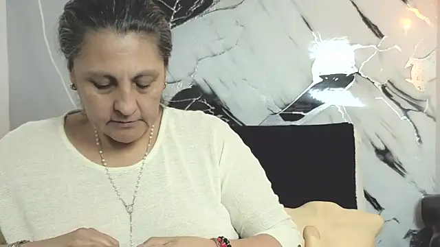 Snapshot of merlyna_goldens chatting on 10-15-25, 01:37 merlyna goldens online show from 10-15-25, 01:37