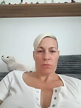 Snapshot of DarleenHot chatting on 05-21-26, 08:23 DarleenHot online show from 05-21-26, 08:23
