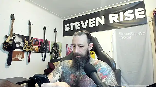 Snapshot of StevenRiseNYC chatting on 10-02-25, 02:20 StevenRiseNYC online show from 10-02-25, 02:20