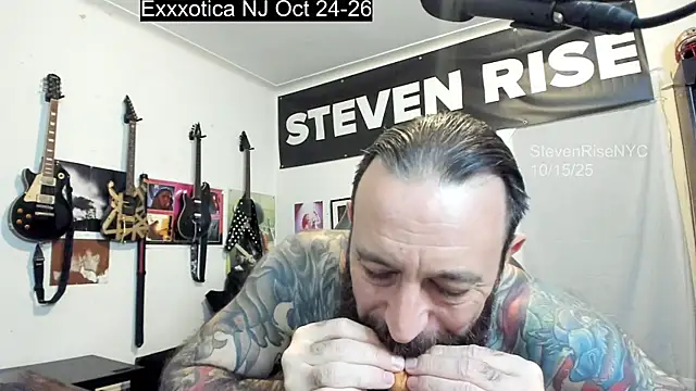 Snapshot of StevenRiseNYC chatting on 10-16-25, 01:03 StevenRiseNYC online show from 10-16-25, 01:03