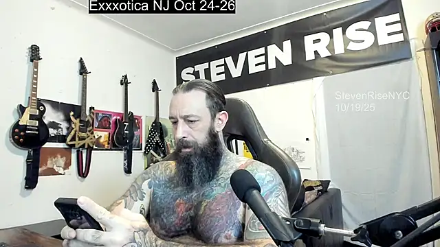 Snapshot of StevenRiseNYC chatting on 10-19-25, 11:46 StevenRiseNYC online show from 10-19-25, 11:46