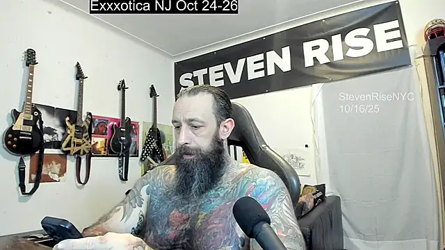 Snapshot of StevenRiseNYC chatting on 10-17-25, 01:09 StevenRiseNYC online show from 10-17-25, 01:09