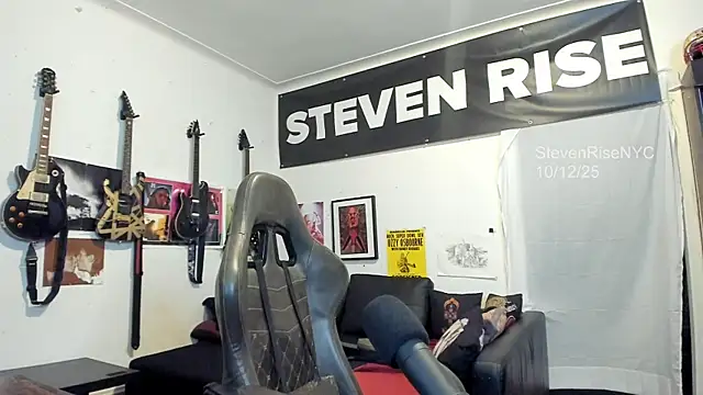 Snapshot of StevenRiseNYC chatting on 10-13-25, 12:23 StevenRiseNYC online show from 10-13-25, 12:23