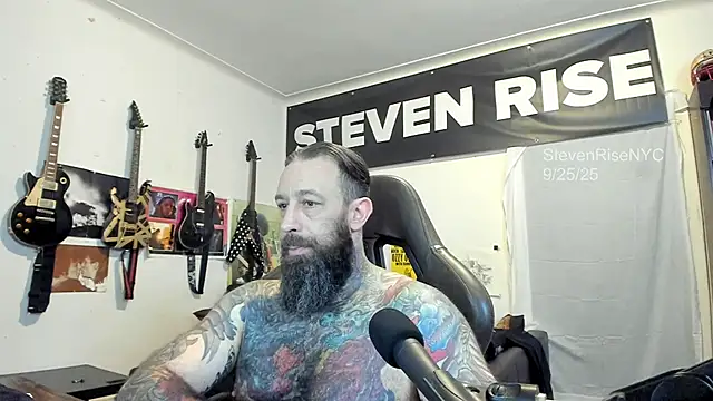 Snapshot of StevenRiseNYC chatting on 09-25-25, 01:39 StevenRiseNYC online show from 09-25-25, 01:39
