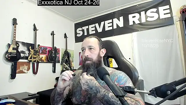 Snapshot of StevenRiseNYC chatting on 10-18-25, 08:33 StevenRiseNYC online show from 10-18-25, 08:33