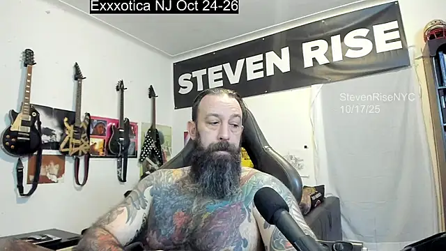 Snapshot of StevenRiseNYC chatting on 10-17-25, 01:13 StevenRiseNYC online show from 10-17-25, 01:13