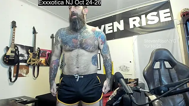 Snapshot of StevenRiseNYC chatting on 10-16-25, 01:08 StevenRiseNYC online show from 10-16-25, 01:08