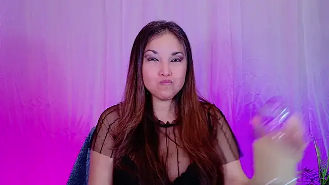 Snapshot of DivineLynn chatting on 12-30-24, 04:51 DivineLynn online show from 12-30-24, 04:51