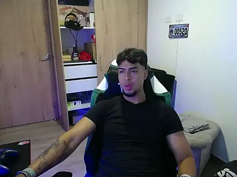 Snapshot of matias_bianco chatting on 09-15-25, 10:32 matias bianco online show from 09-15-25, 10:32