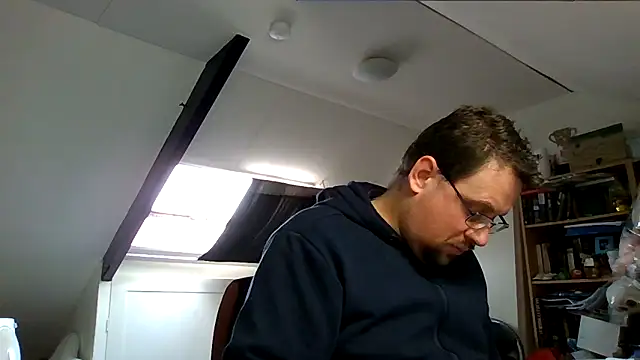 Snapshot of rdewaard81 chatting on 10-31-25, 10:34 rdewaard81 online show from 10-31-25, 10:34