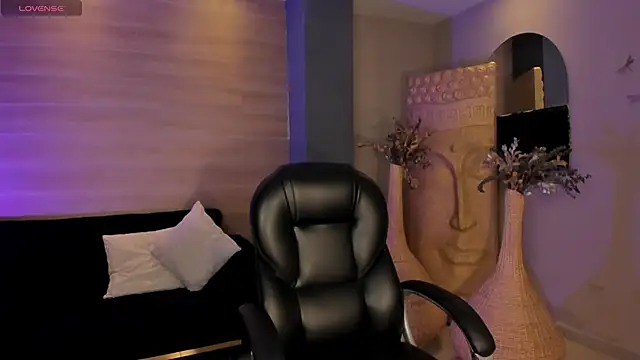 LizzHamilton   online show from 12-15-25, 09:42