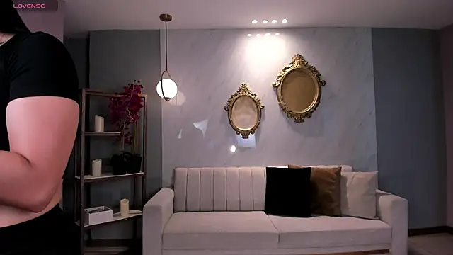 LizzHamilton   online show from 10-23-25, 08:51