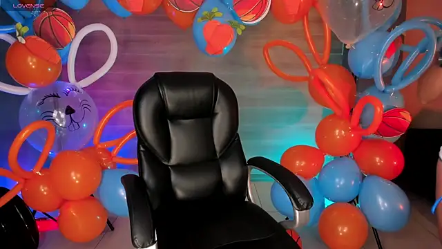 LizzHamilton   online show from 10-31-25, 08:49