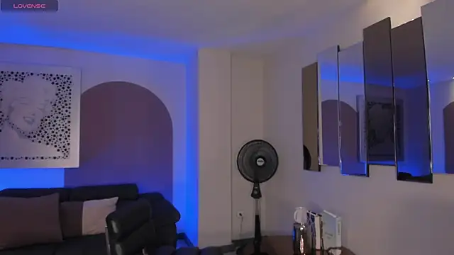 LizzHamilton   online show from 11-13-25, 09:30