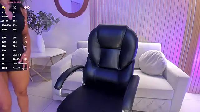 LizzHamilton   online show from 03-13-25, 09:16