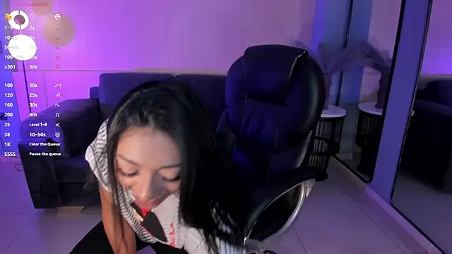 LizzHamilton   online show from 03-07-25, 09:06