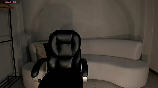 LizzHamilton   online show from 11-06-25, 10:25